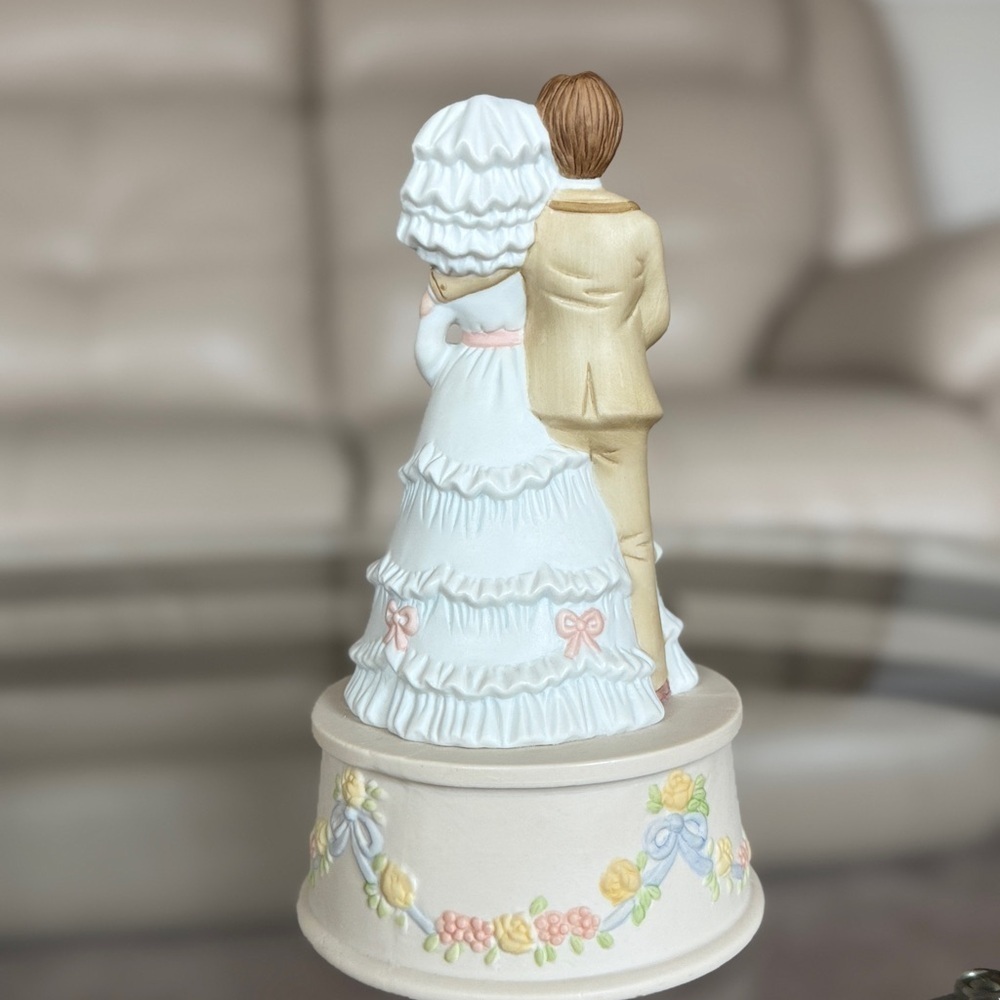 Vintage Wedding Memories Musical Figurine - Picture 3 of 6